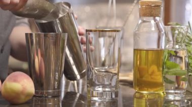 Adam bardağa buz doldurdu.