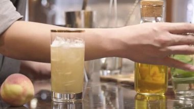 Adam içeceğe biraz su döktü. 