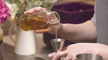 Adam içkiyi fincana dolduruyor.