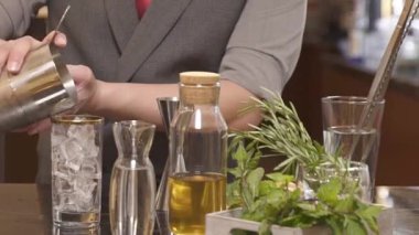 Adam bardağa buzla su dolduruyor. 