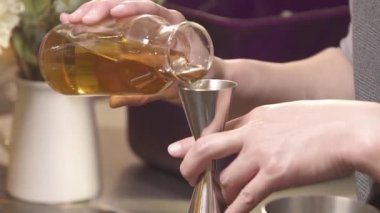  Adam içkiyi fincana dolduruyor.