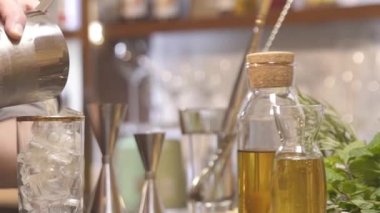 Kadehten su döken bir adam.