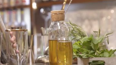 Adam büyük bardağa buz dolduruyor.