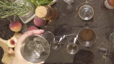 Adam buzu karıştırıyor ve sallamaya devam ediyor.