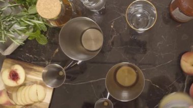 Adam zencefilden fincana şerbet döküyor.