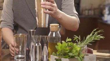 Adam buzları karıştırıcıya döküyor. 