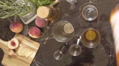 Adam salıncağa şurup döküyor.