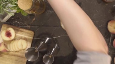 Adam içkinin üstüne biberiye koyuyor.