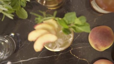 Şeftalili ve biberiyeli içki manzarası