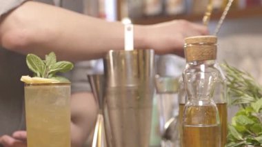 Adam şeftali içmek için maşa kullanıyor.