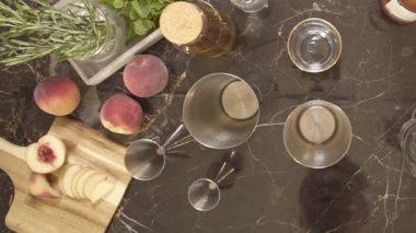 Cam şişeyi kaldıran adamın en üst görüntüsü.