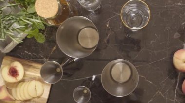 İnsanoğlunun jigger 'a şerbet dökerken ve bardağa...