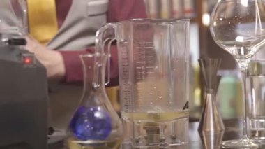 Adam bir kepçe buz dolduruyor.