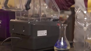 Adam miksere buz dolduruyor.