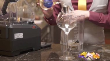 Adam jigger ve blender içine dökülüyor