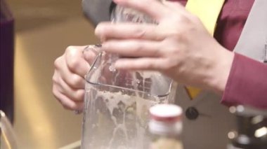 Adam bardağa su dolduruyor.