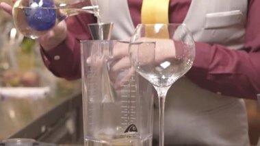 Adam çengele ve cama şurup döküyor.