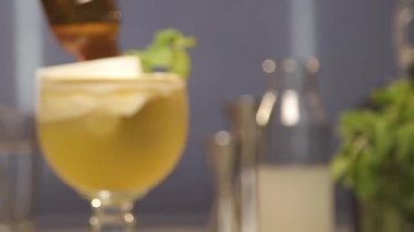 Nane aromalı bir içecek ve şişe - zoom yap