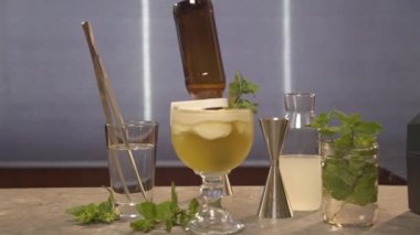 Cam bardağın içinde bir cam şişe - Dolly ileri