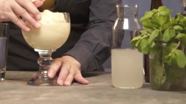 Kahveci şişe tutacağını cama ayarlıyor..