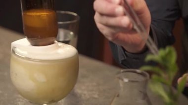 Barista içmek için tong ile nane aldı - pan takip