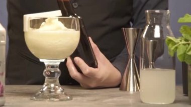 Kahveci şişeyi ters koyuyor.