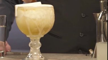 Camın kenarından damlayan su - statik