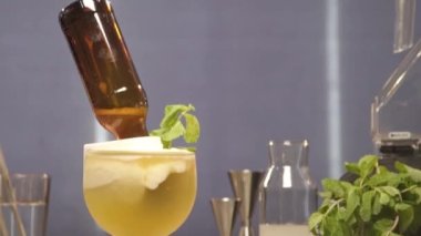 Şişe ve nane şekeri ile iç - kaide aşağı