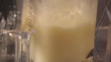 Blenderin içine karıştırılmış içecek - statik