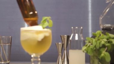 Şişeyle iç ve üstünde nane şekeri - rafa odaklan.