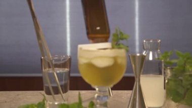 Üstü cam bir şişe ve nane şekeriyle iç - geri vites