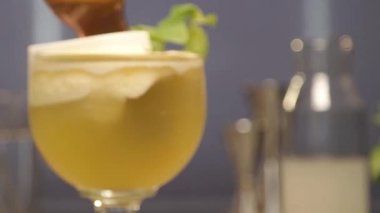 İçkinin üzerinde nane yapraklı cam şişe - raf odaklı