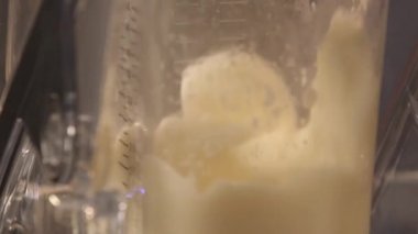 İçkiler harmanlanır sonra adam alır - pan takip eder.