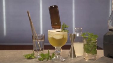 Bir şişe ve nane şekerli bir bardak içki..