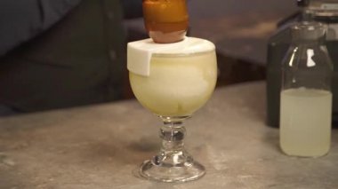 İçkiye sarılmış bir tong ile el ele tutuşmak - statik.