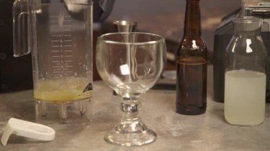 Eller buzu kaldırır ve blender 'a döker - statik.