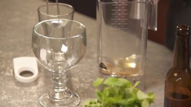 El, şuruplu cam bir şişe alır - statik