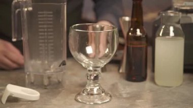 El blendırın üstündeki jigger 'ı yakalar - statik