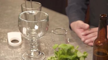 El blenderi alır ve cama döker. 