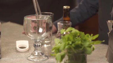 El, cama beyaz bir içecek döker - statik