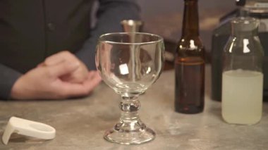 El blenderi alır ve cama döker. Statik.