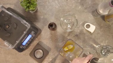 Jigger ve miksere biraz şurup dök - statik.