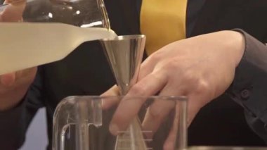 Şişeden jigger 'a el dökülüyor - sola kaydır