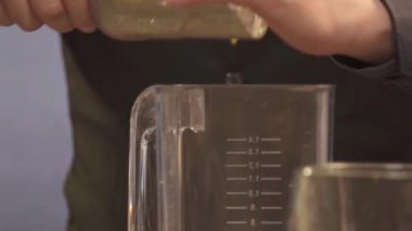 El yapımı buz küpleri karıştırıcıya dökülüyor.