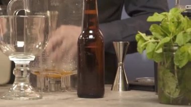 O, çakmak taşına ve blender 'a dökülen eldir..