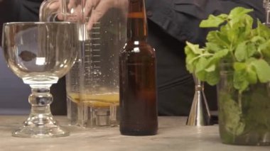 Jigger 'dan elini blender' a koy..