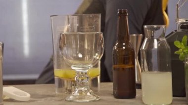 El blender içine buz kepçesi dökme - statik