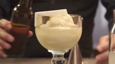 El, cam şişeyi ters çeviriyor.