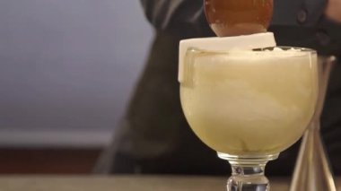 İçkinin üzerine yapraklar serpiştirmek.