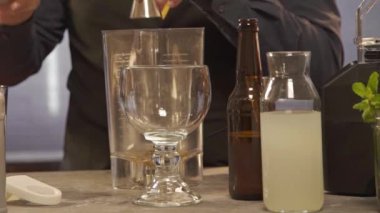 Karıştırıcıya döktükten sonra jigger 'ı indirmek - statik